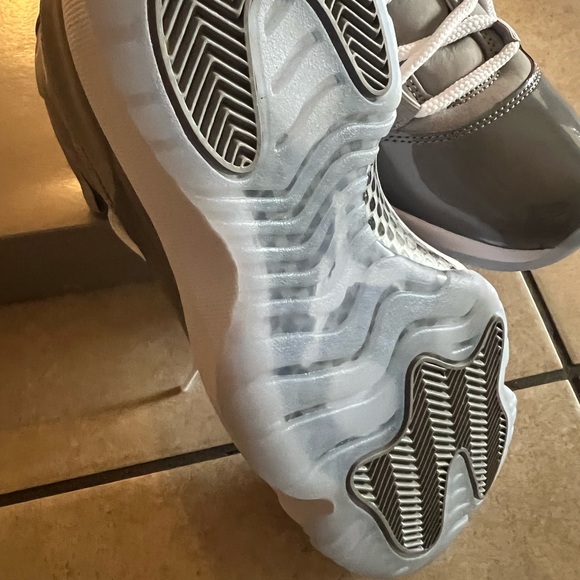 Rock classic Air Jordan style with the Retro 11 Cool Grey Shoes. Womens 9 - Picture 7 of 7